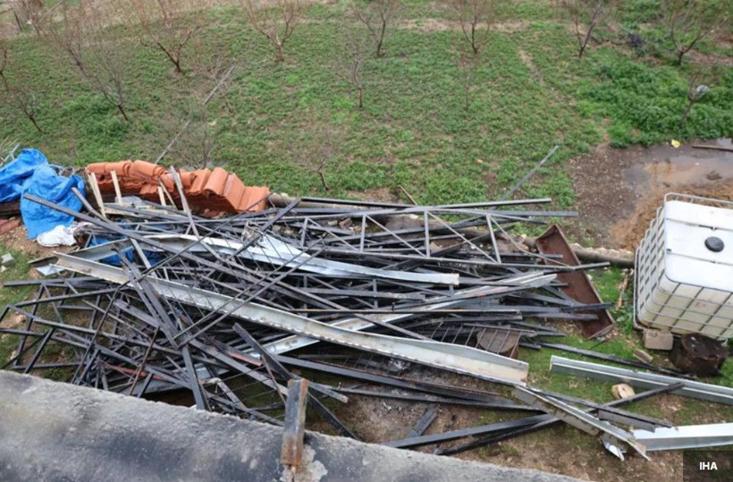 Aydın'ı fırtına vurdu... Köylüler uçan malzemelerini araziden topladı - Resim: 2
