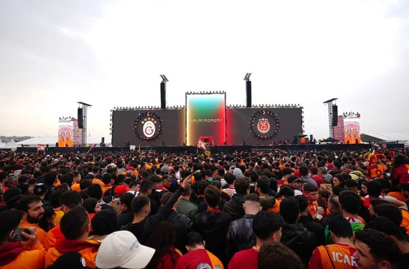 Galatasaray, 25. şampiyonluk kupasını aldı! Yenikapı'da taraftar rekoru kırıldı - Fotoğraf: 32