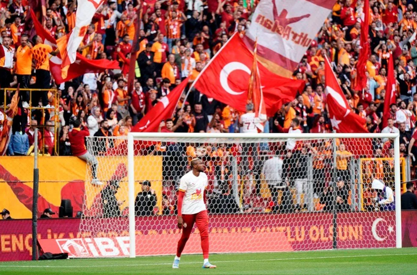 Galatasaray tribünlerinden Osimhen pankartları: "Zorunda olduğun için değil, istediğin için" - Resim: 1