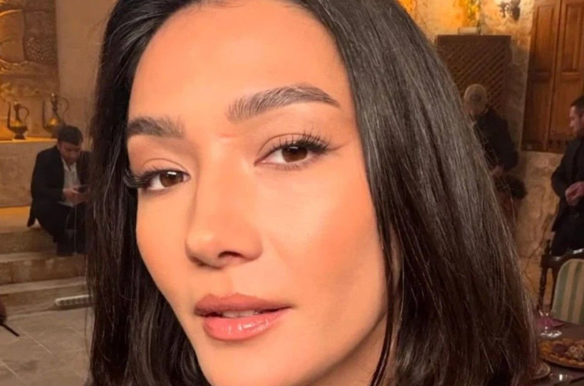 Aybüke Pusat çarşafa girdi! Verdiği pozlar çok konuşuldu - Fotoğraf: 7
