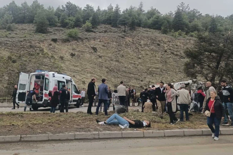 Isparta'da yolcu minibüsü devrildi: Çok sayıda yaralı var! - Fotoğraf: 3
