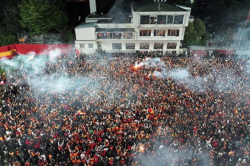 Fenerbahçelileri çıldırtacak fotoğraf: Mauro Icardi, kutlamalarda Ali Koç forması giydi! - Resim: 2