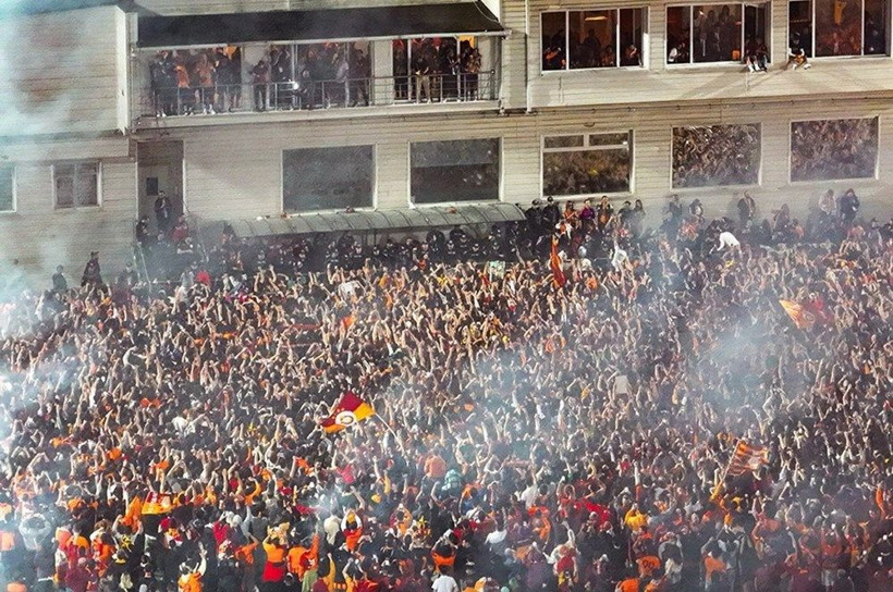 Fenerbahçelileri çıldırtacak fotoğraf: Mauro Icardi, kutlamalarda Ali Koç forması giydi! - Resim: 3