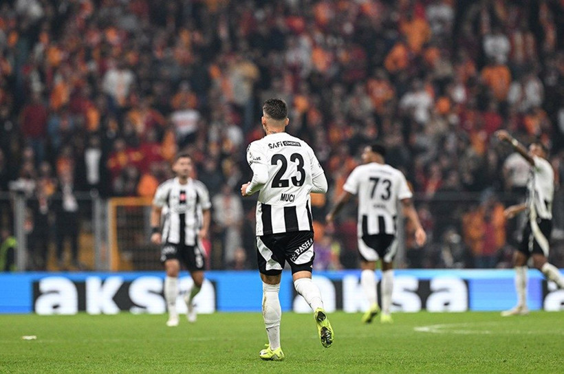 Van Bronckhorst karar aşamasında: Kasımpaşa maçında Muçi ihtimali - Resim: 2