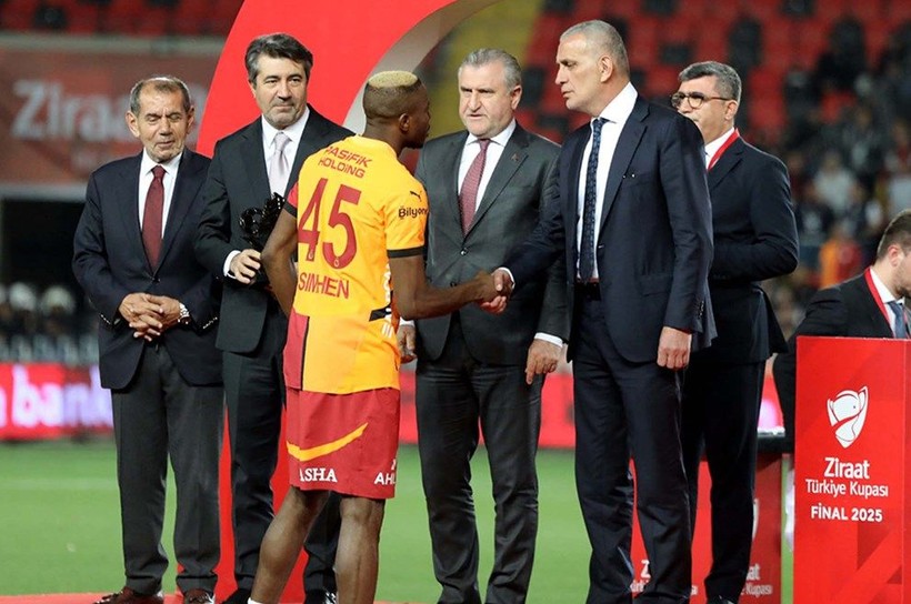 Galatasaray kupayı aldı, ama seremoni olay: Hacıosmanoğlu’nun elini sıkmadı - Resim: 2