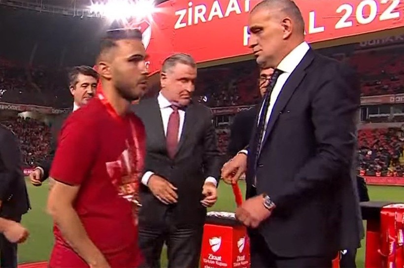 Galatasaray kupayı aldı, ama seremoni olay: Hacıosmanoğlu’nun elini sıkmadı - Resim: 3