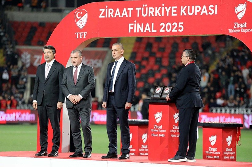 Galatasaray kupayı aldı, ama seremoni olay: Hacıosmanoğlu’nun elini sıkmadı - Resim: 1