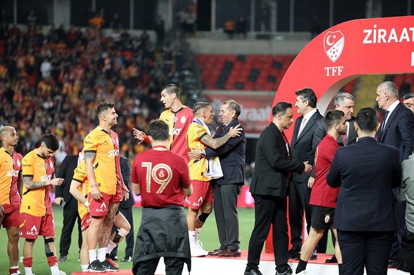 Galatasaray kupayı aldı, ama seremoni olay: Hacıosmanoğlu’nun elini sıkmadı - Resim: 4