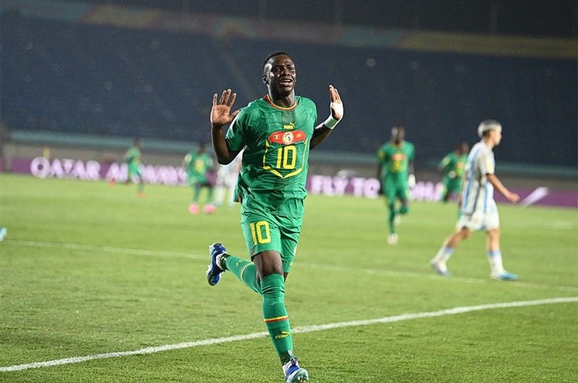 Amara Diouf Fenerbahçe’yi neden seçti? Baba vasiyeti Avrupa devlerini yendi, taraftar çıldırıyor! - Resim: 3