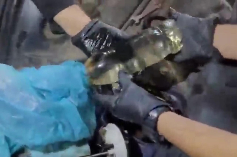 Otomobilin yakıt deposunda 16 kilo metamfetamin ele geçirildi; 2 gözaltı - Resim: 1