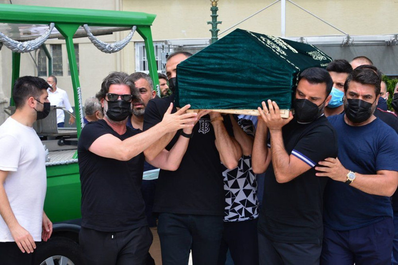 Ünlü popçu Demet Akalın hastaneye kaldırıldı; Cenaze töreninde gözler onu aramıştı - Resim: 4