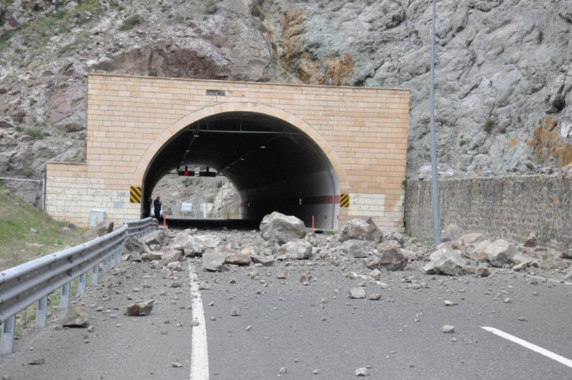 Gümüşhane’de meydana gelen heyelanda dev kayalar karayolunu ulaşıma kapattı! - Resim: 1