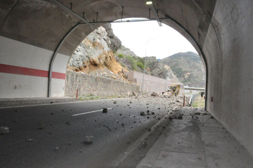 Gümüşhane’de meydana gelen heyelanda dev kayalar karayolunu ulaşıma kapattı! - Resim: 2