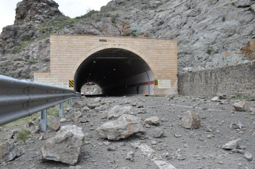 Gümüşhane’de meydana gelen heyelanda dev kayalar karayolunu ulaşıma kapattı! - Resim: 4