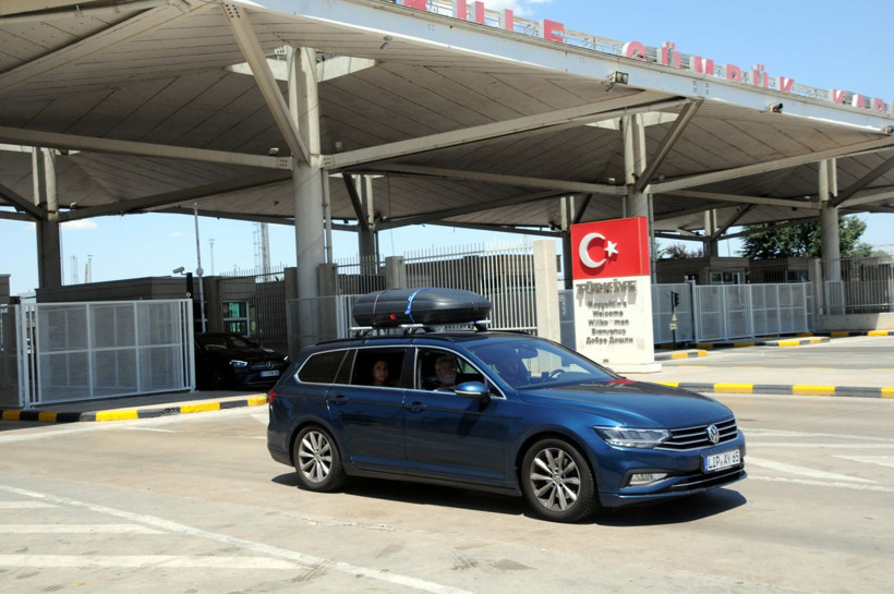 Edirne’deki dört sınır kapısında, tüm zamanların yolcu ve araç giriş rekoru kırıldı - Resim: 2