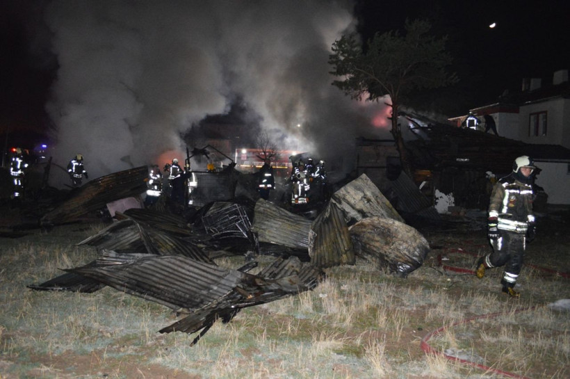 Ankara'da zihinsel engelli 3 kardeşin yaşadığı ev yanarak kül oldu - Resim: 2