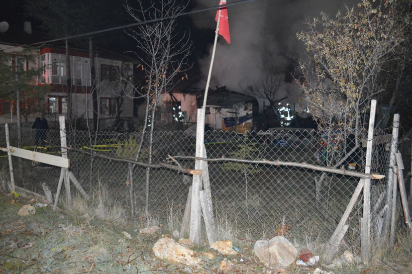 Ankara'da zihinsel engelli 3 kardeşin yaşadığı ev yanarak kül oldu - Resim: 1