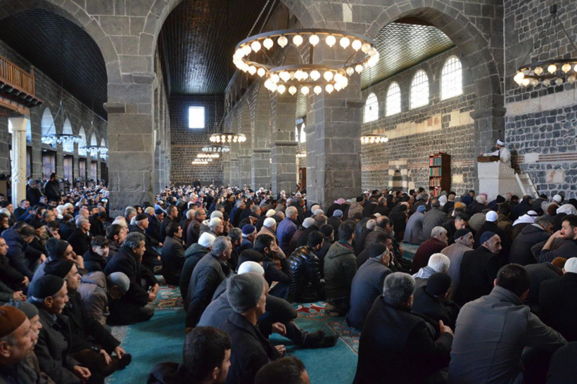 Cuma hutbesi yayımlandı: Diyanet 31 Mart Cuma hutbesi konusu ne? "Zekat: İslam'ın Dayanışma Köprüsü" - Fotoğraf: 5
