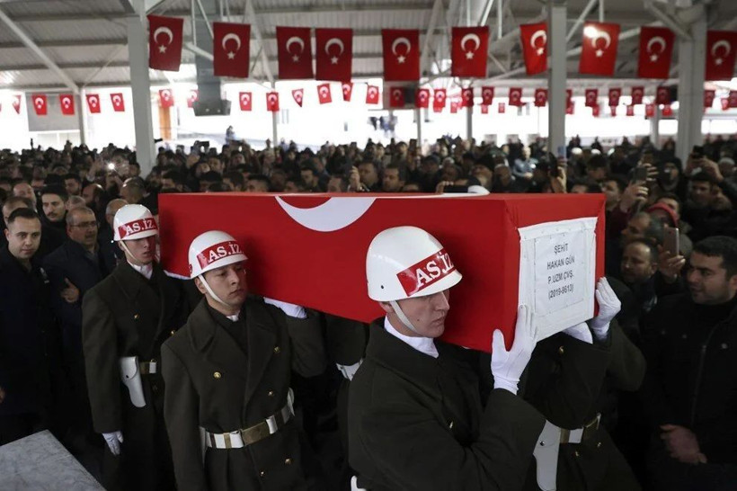 Türkiye şehitlerini uğurladı | Irak’ın kuzeyinde şehit düşen askerlere gözyaşlarıyla veda - Fotoğraf: 14