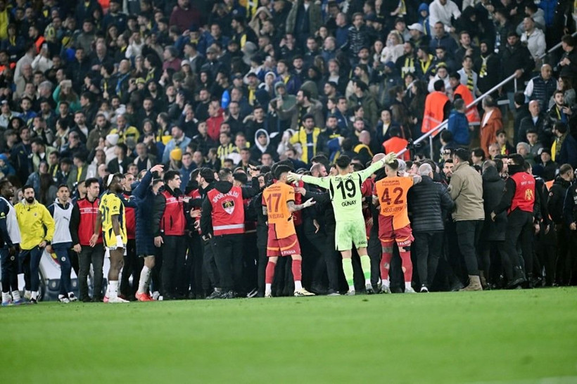 Fenerbahçe teknik direktörü Mourinho'ya tarihi ceza: Okan Buruk'a da fatura yüklenecek - Fotoğraf: 11