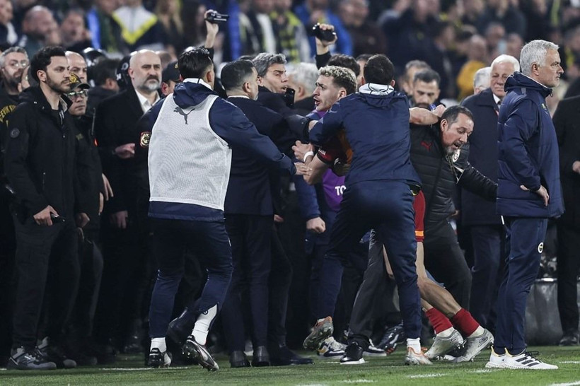 Fenerbahçe teknik direktörü Mourinho'ya tarihi ceza: Okan Buruk'a da fatura yüklenecek - Fotoğraf: 9
