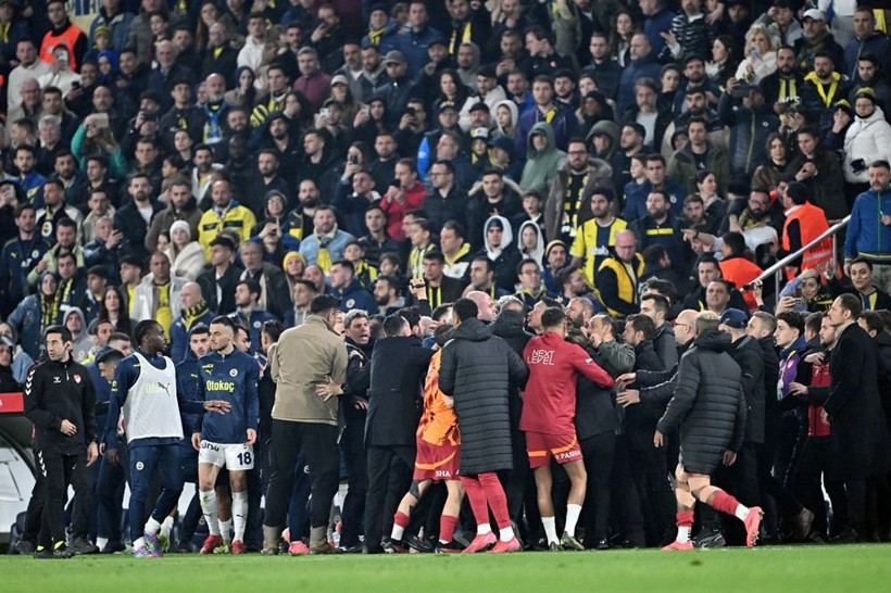 Fenerbahçe teknik direktörü Mourinho'ya tarihi ceza: Okan Buruk'a da fatura yüklenecek - Fotoğraf: 3