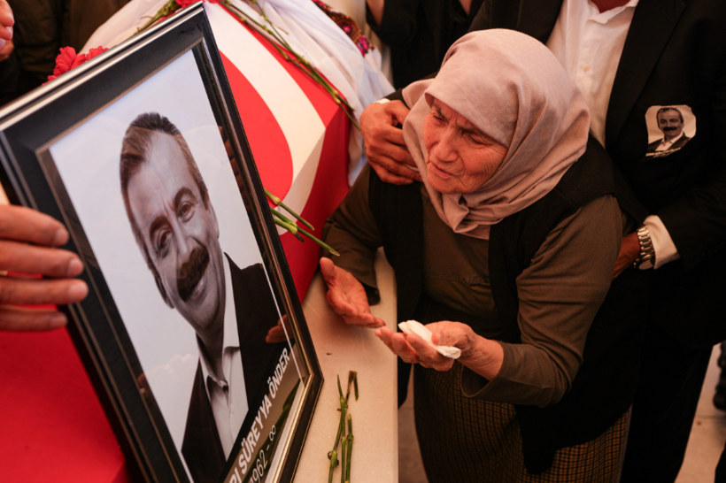 Sırrı Süreyya Önder'e veda: Zincirlikuyu Mezarlığında toprağa verildi - Fotoğraf: 6