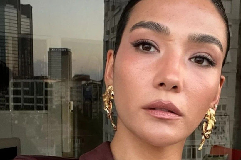 Aybüke Pusat çarşafa girdi! Verdiği pozlar çok konuşuldu - Fotoğraf: 6