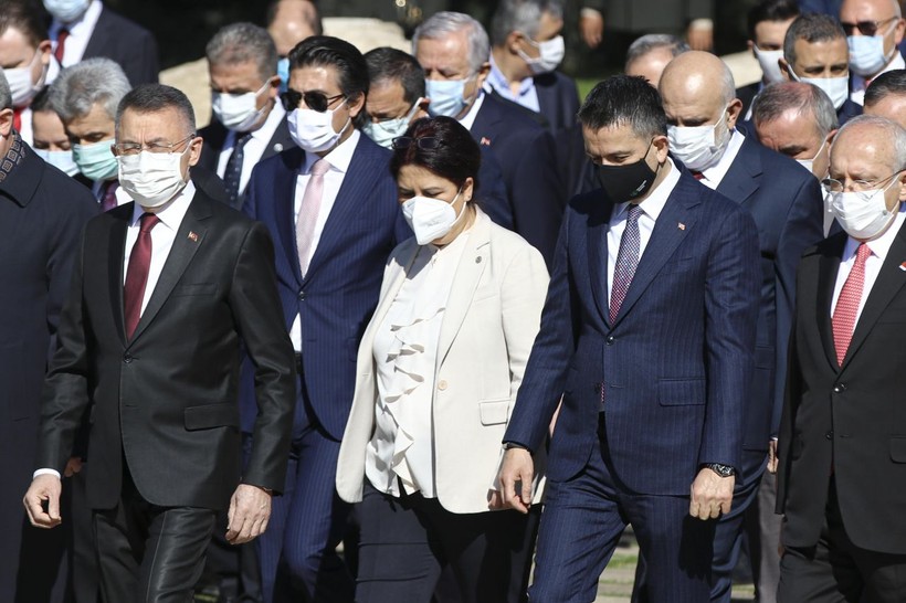 TBMM Başkanı Mustafa Şentop başkanlığındaki devlet erkanı Anıtkabir'i ziyaret etti - Resim: 4