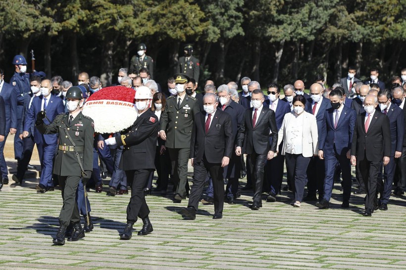 TBMM Başkanı Mustafa Şentop başkanlığındaki devlet erkanı Anıtkabir'i ziyaret etti - Resim: 1