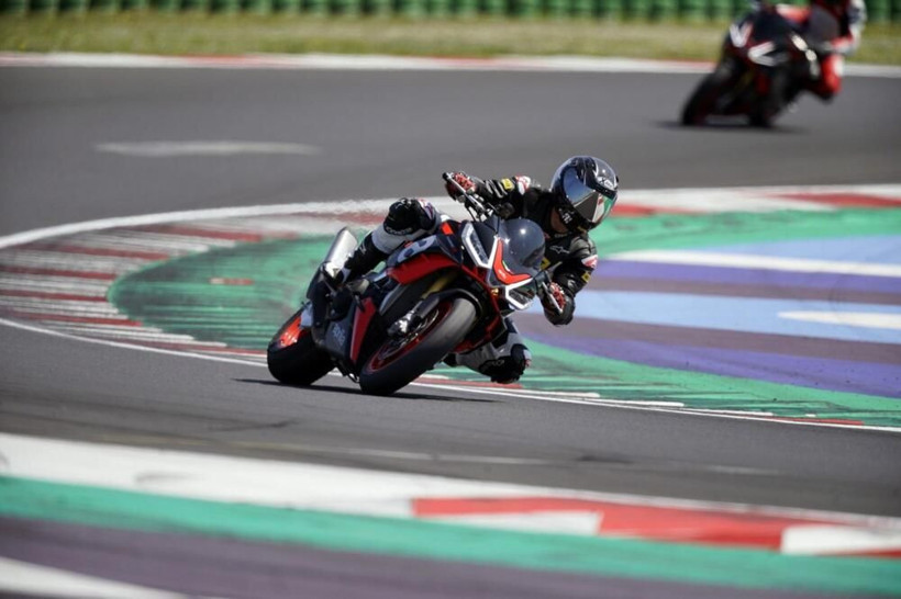 Bu motosiklet araba fiyatına! Aprilia Tuono V4 1100 Factory, Türkiye'de satışa çıktı - Resim: 2