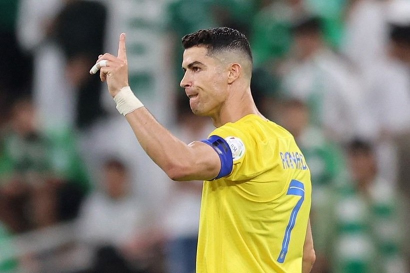 Ronaldo sinirlerine hakim olamadı! Sahanın ortasında maçın hakemine yumruk... - Resim: 2