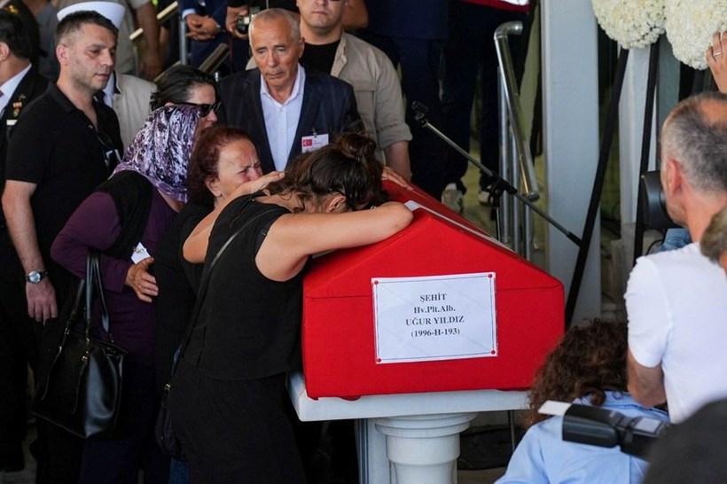 Kayseri'de 2 pilot şehit oldu: İzmir ve Eskişehir'de şehitlere son veda - Resim: 4