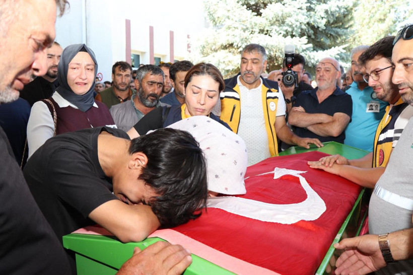 2 sağlık çalışanını son yolculuklarına meslektaşları uğurladı - Resim: 4