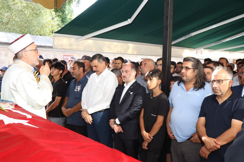 2 sağlık çalışanını son yolculuklarına meslektaşları uğurladı - Resim: 1