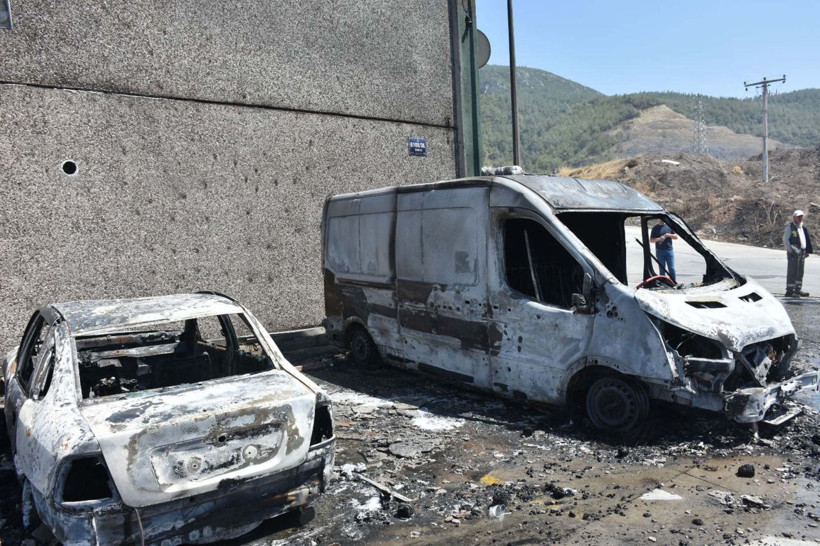 Palet fabrikasındaki yangın bitişikteki 2 işletmeye sıçradı, 5 araç da kullanılamaz hale geldi - Resim: 4