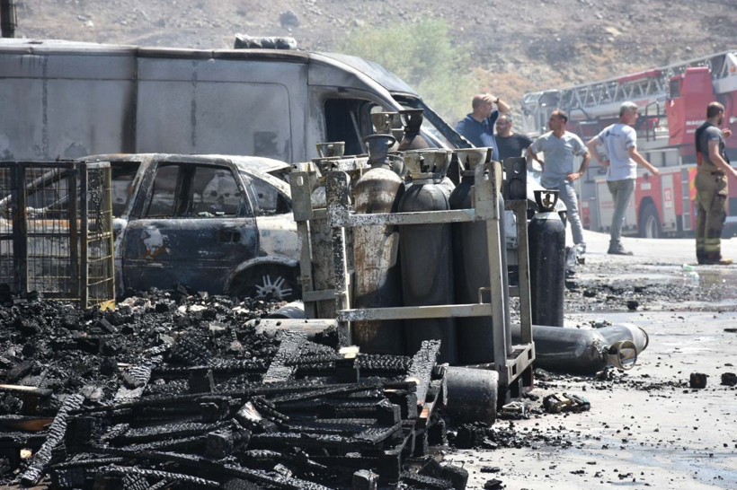 Palet fabrikasındaki yangın bitişikteki 2 işletmeye sıçradı, 5 araç da kullanılamaz hale geldi - Resim: 3