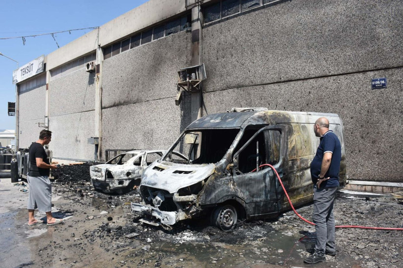 Palet fabrikasındaki yangın bitişikteki 2 işletmeye sıçradı, 5 araç da kullanılamaz hale geldi - Resim: 1
