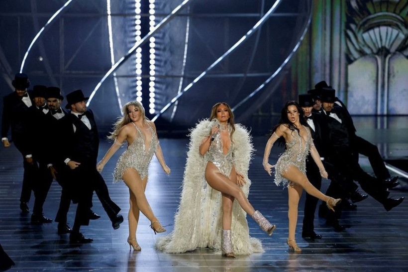 Hande Erçel, Hollywood yıldızları ile Suudi Arabistan'da: Celine Dion ve Jennifer Lopez sahnede - Resim: 4