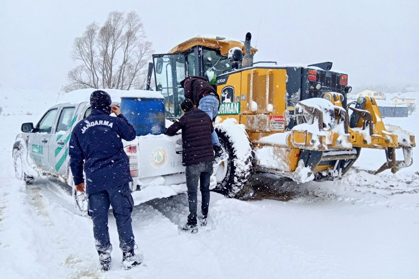 Bolu'da kardan yaylalarda mahsur kalan 7 köylü kurtarıldı - Resim: 3