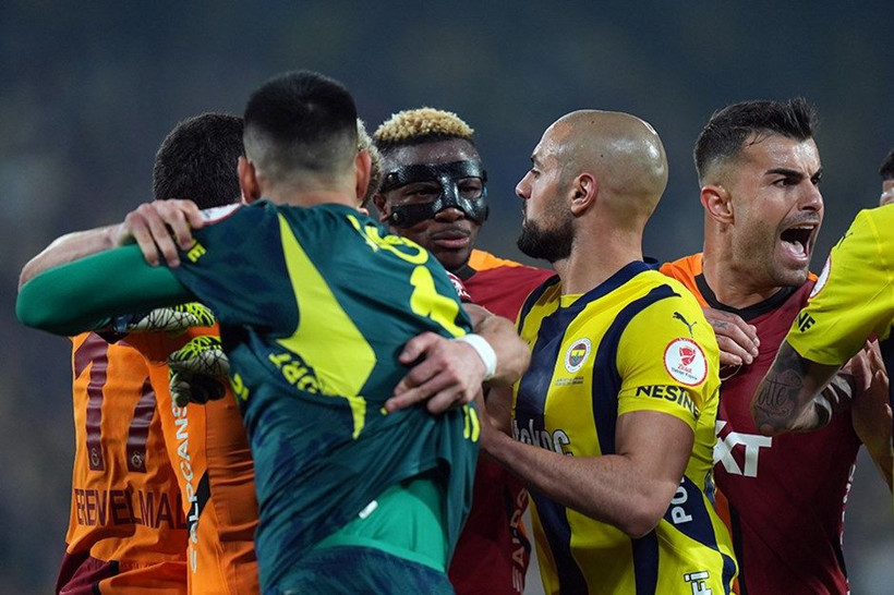 Fenerbahçe-Galatasaray derbisinde kavga çıktı: 4 kırmızı kart, polis sahada! - Resim: 1