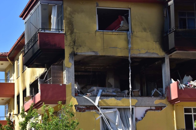 Apartmanı havaya uçurdu! 1'i ağır 13 kişi yaralı... "Gelmezsen evi yakacağım" demiş... - Resim: 2