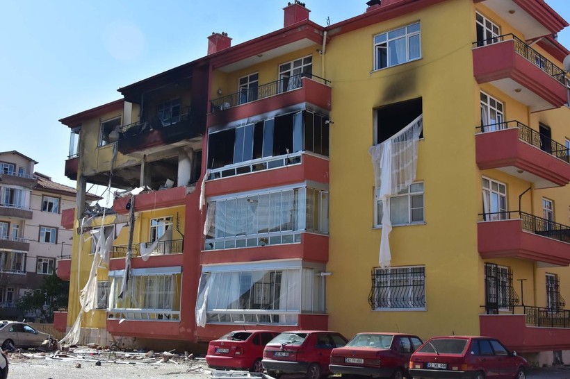 Apartmanı havaya uçurdu! 1'i ağır 13 kişi yaralı... "Gelmezsen evi yakacağım" demiş... - Resim: 1
