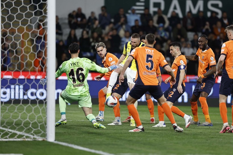 Trio’dan Başakşehir-Fenerbahçe maçı yorumları: “Net penaltı, yüzde yüz VAR karışmalı” - Resim: 1