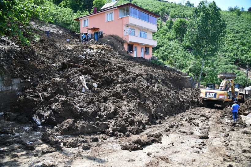 Trabzon’da heyelanda 3 ev hasar gördü - Resim: 1