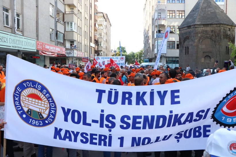 Kayseri’de kamu işçilerinden tabutlu eylem - Resim: 1