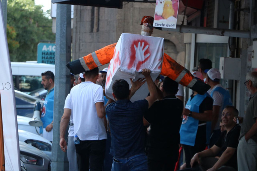 Kayseri’de kamu işçilerinden tabutlu eylem - Resim: 2
