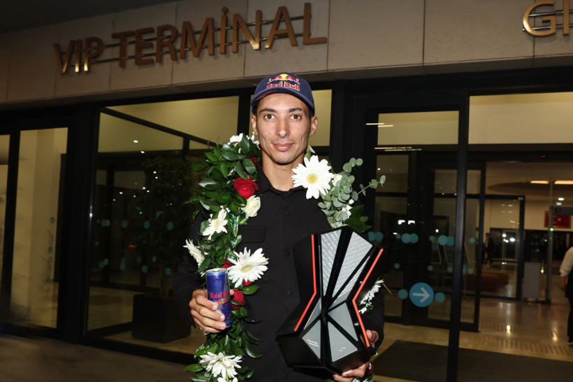 3’üncü kez Dünya Şampiyonu olan Toprak Razgatlıoğlu, yurda döndü - Resim: 3