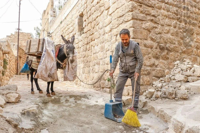 Mardin’de çöp taşıyan kadrolu eşeklerin yerine kullanılacak paletli aracın saha testi tamamlandı - Resim: 2
