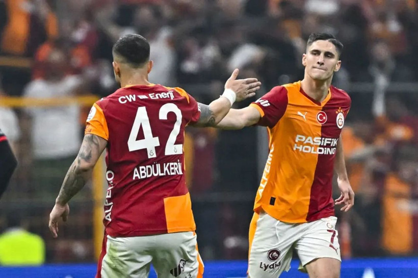 Trio ekibi birbirine girdi: Penaltı ve kırmızı kartlar! Galatasaray maçının önüne geçen pozisyon - Resim: 2